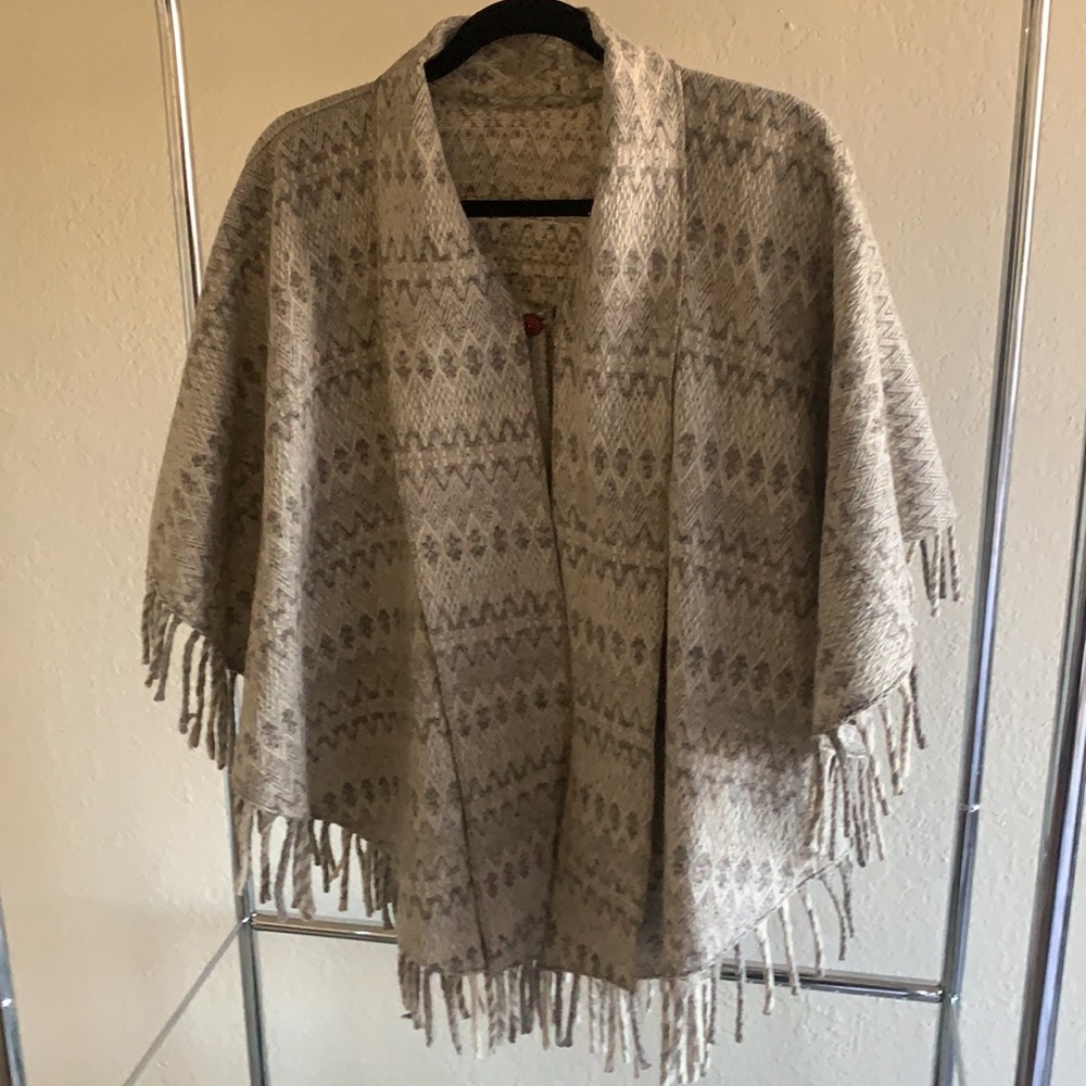 Versatile Woven Zig Zagged Pattern Wool Cape Wood… - image 3